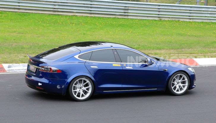 Tesla Model S al Nurburgring per battere il record della Porsche Taycan - Foto 18 di 35