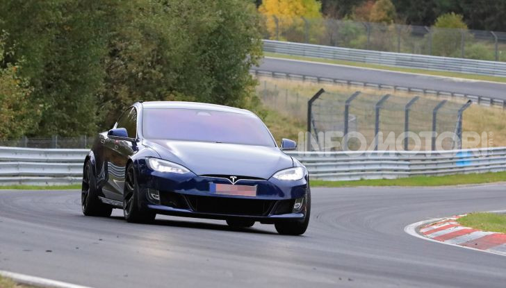 Tesla Model S al Nurburgring per battere il record della Porsche Taycan - Foto 2 di 35