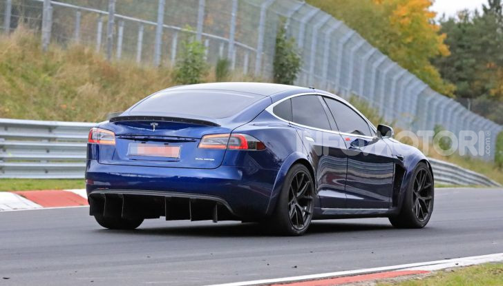 Tesla Model S al Nurburgring per battere il record della Porsche Taycan - Foto 3 di 35