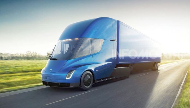 Camion Tesla blu in movimento