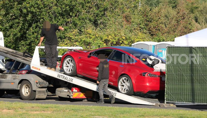 Tesla Model S al Nurburgring per battere il record della Porsche Taycan - Foto 24 di 35