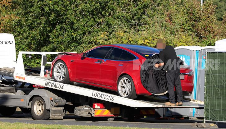 Tesla Model S al Nurburgring per battere il record della Porsche Taycan - Foto 13 di 35