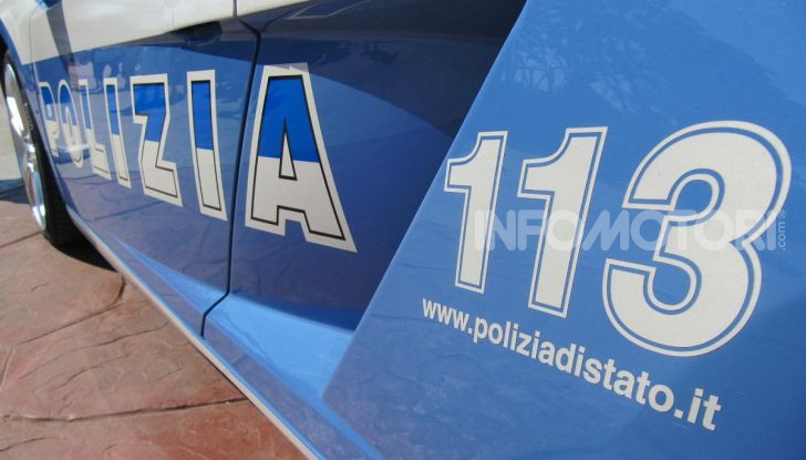 Un'auto della Polizia impegnata in un furto
