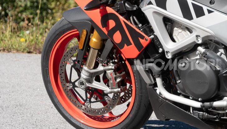 Aprilia Tuono V4 1100 Factory: hypernaked alla portata di tutti - Foto 2 di 32