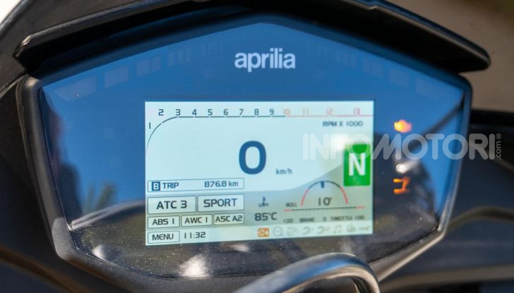 Aprilia Tuono V4 1100 Factory: hypernaked alla portata di tutti - Foto 7 di 32