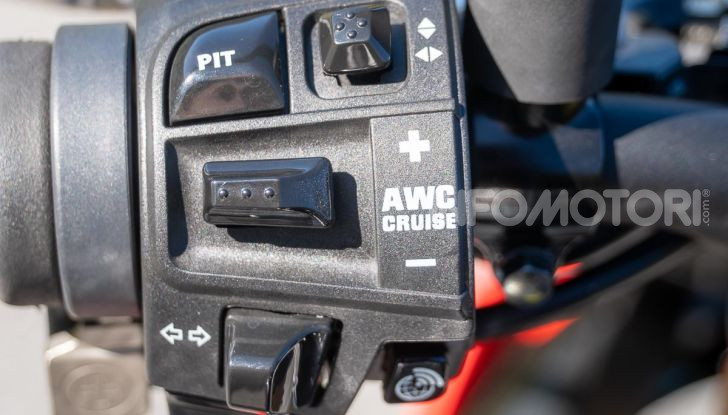 Aprilia Tuono V4 1100 Factory: hypernaked alla portata di tutti - Foto 8 di 32