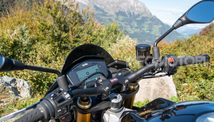 Aprilia Tuono V4 1100 Factory: hypernaked alla portata di tutti - Foto 9 di 32