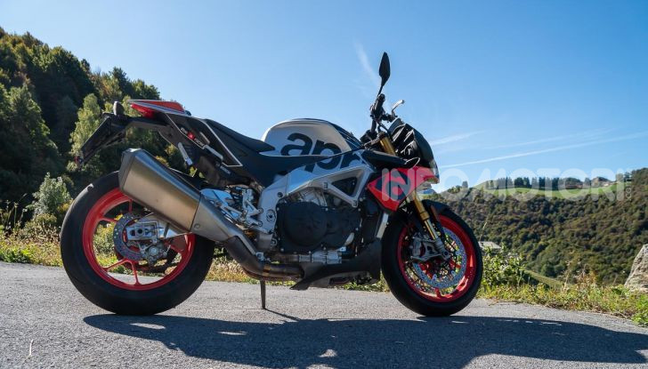 Aprilia Tuono V4 1100 Factory: hypernaked alla portata di tutti - Foto 11 di 32