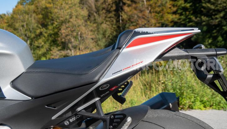Aprilia Tuono V4 1100 Factory: hypernaked alla portata di tutti - Foto 15 di 32