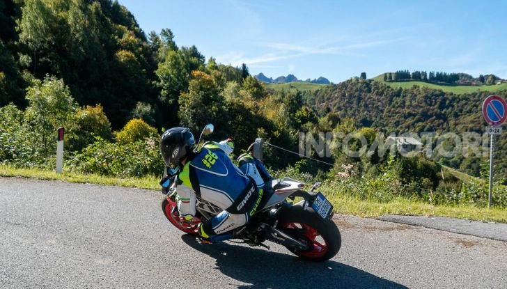 Aprilia Tuono V4 1100 Factory: hypernaked alla portata di tutti - Foto 21 di 32