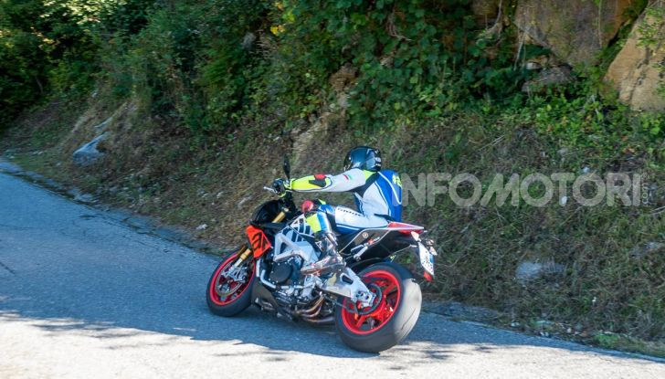 Aprilia Tuono V4 1100 Factory: hypernaked alla portata di tutti - Foto 22 di 32