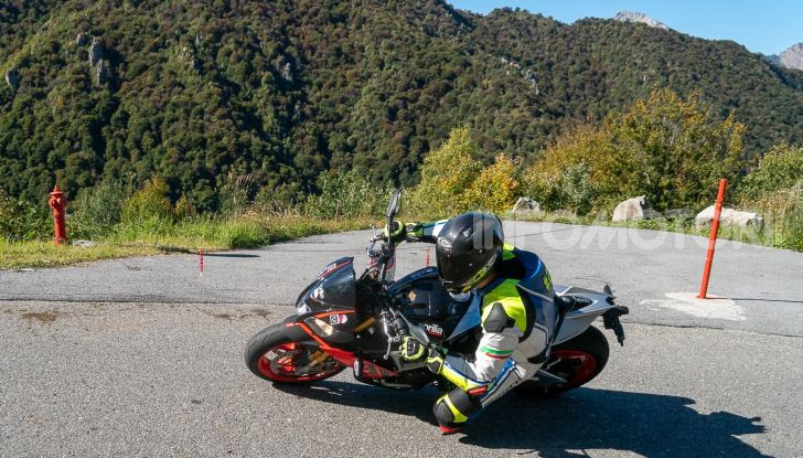 Aprilia Tuono V4 1100 Factory: hypernaked alla portata di tutti - Foto 23 di 32