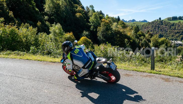 Aprilia Tuono V4 1100 Factory: hypernaked alla portata di tutti - Foto 24 di 32
