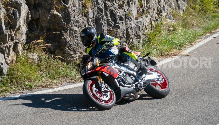 Aprilia Tuono V4 1100 Factory: hypernaked alla portata di tutti - Foto 28 di 32