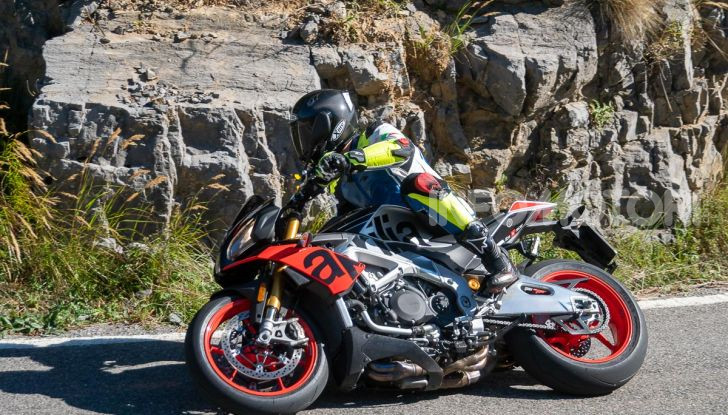Aprilia Tuono V4 1100 Factory: hypernaked alla portata di tutti - Foto 29 di 32