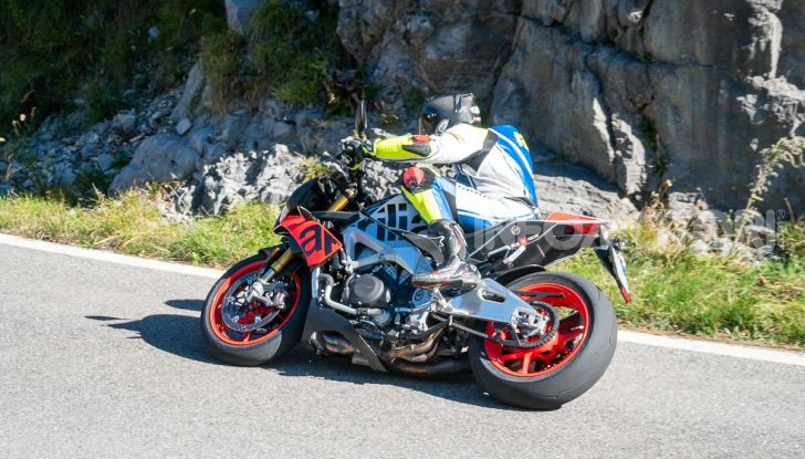Aprilia Tuono V4 1100 Factory: hypernaked alla portata di tutti - Foto 30 di 32
