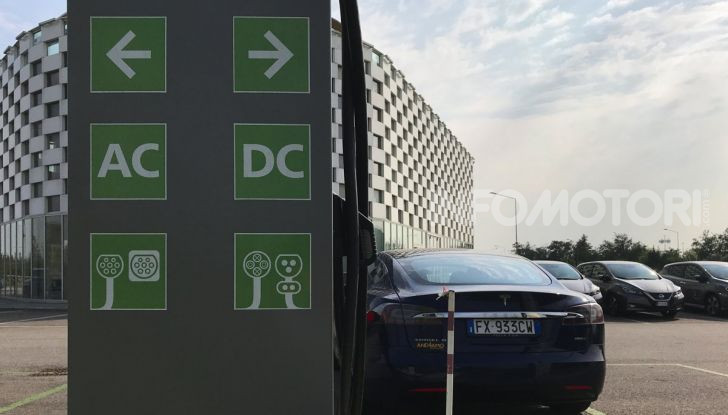 [VIDEO] Tesla Model S vs Tesla Model 3: quale comprare? - Foto 9 di 14