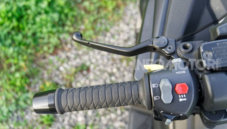 Prova Kymco AK550, l’unico vero “anti TMAX” - Foto 10 di 54
