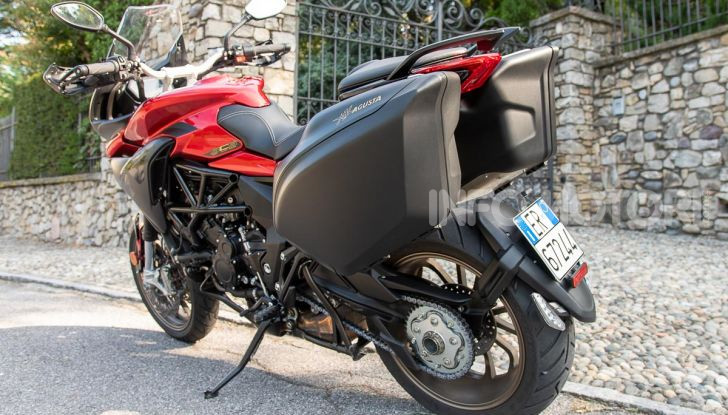MV Agusta Turismo Veloce Lusso SCS, affilata come una Brutale, comoda come uno scooter - Foto 3 di 58