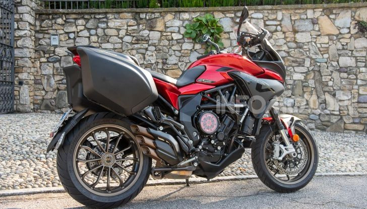 MV Agusta Turismo Veloce Lusso SCS, affilata come una Brutale, comoda come uno scooter - Foto 7 di 58