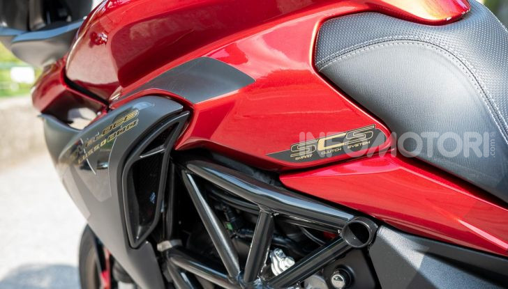 MV Agusta Turismo Veloce Lusso SCS, affilata come una Brutale, comoda come uno scooter - Foto 25 di 58