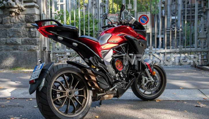 MV Agusta Turismo Veloce Lusso SCS, affilata come una Brutale, comoda come uno scooter - Foto 33 di 58