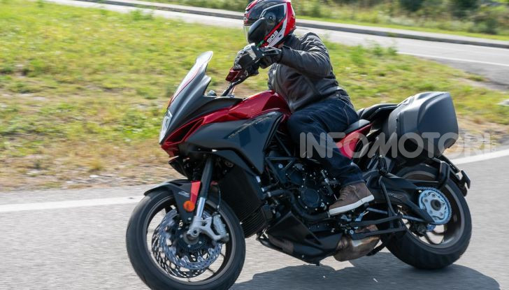 MV Agusta Turismo Veloce Lusso SCS, affilata come una Brutale, comoda come uno scooter - Foto 43 di 58