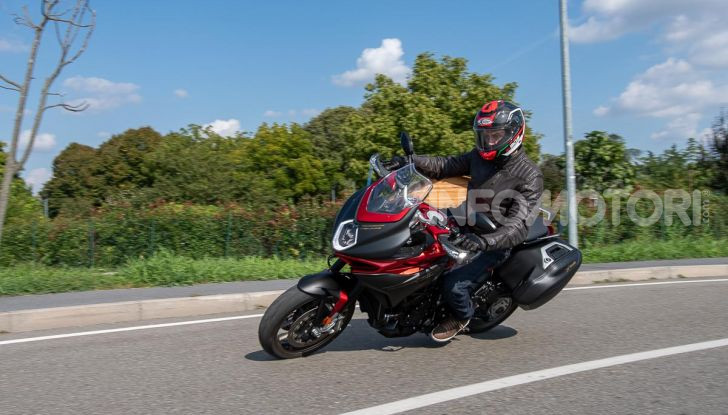 MV Agusta Turismo Veloce Lusso SCS, affilata come una Brutale, comoda come uno scooter - Foto 46 di 58