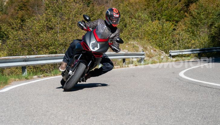 MV Agusta Turismo Veloce Lusso SCS, affilata come una Brutale, comoda come uno scooter - Foto 53 di 58