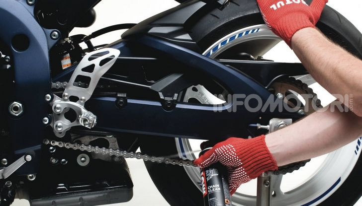 Manutenzione alla catena di una moto sportiva