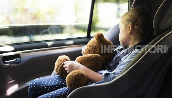 Dormire in auto seggiolino