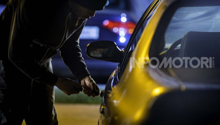 Un ladro prova a scassinare la serratura di un'auto