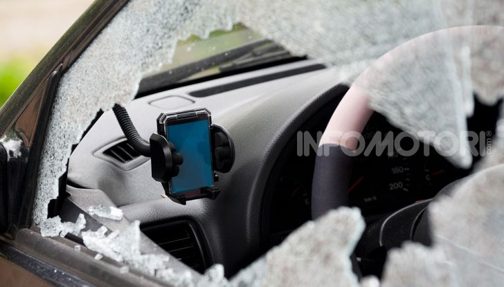 Un vetro di un'auto rotto durante un furto
