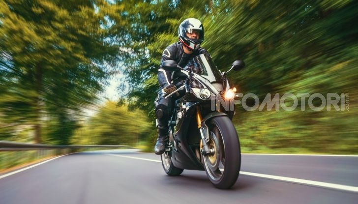 Triumph Daytona con pilota alla guida
