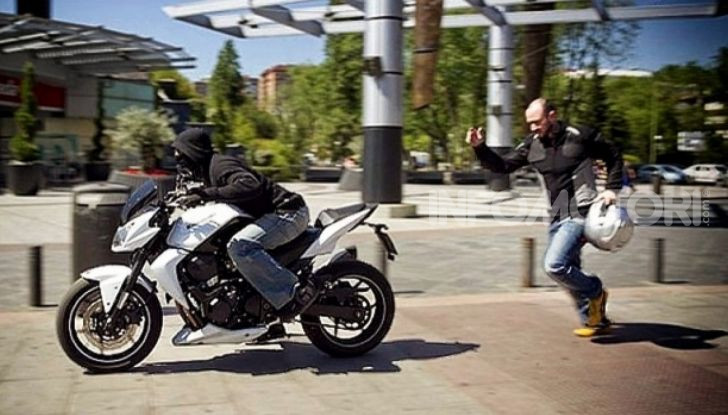 Un ladro ruba la moto a un motociclista