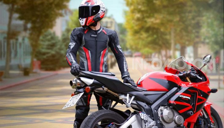 Honda CBR con pilota vestito da pista