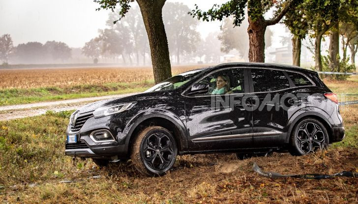 Renault Kadjar 4x4 Black Edition, vista laterale offroad