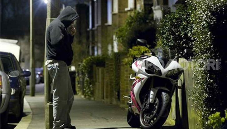 Un ladro pensa di rubare una Yamaha YZF-R1