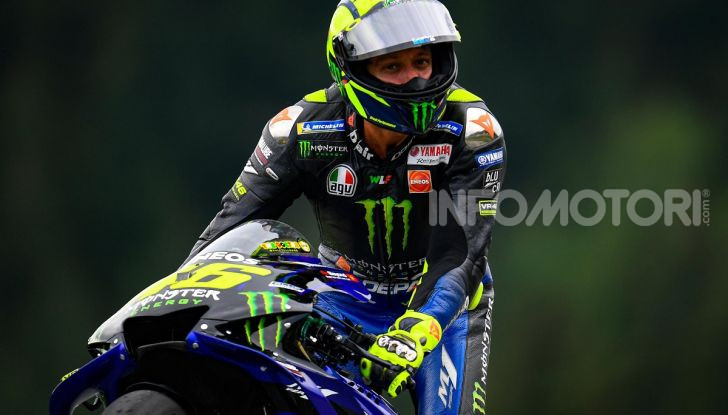 Valentino Rossi impenna la Yamaha M1 in Austria