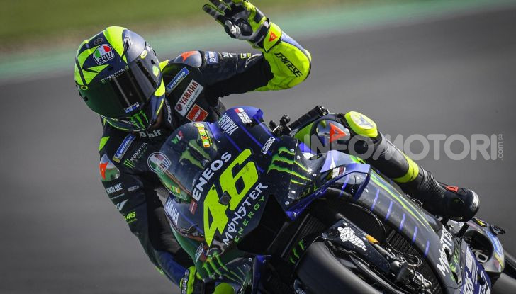 Valentino Rossi in sella alla Yamaha M1 a Silverstone