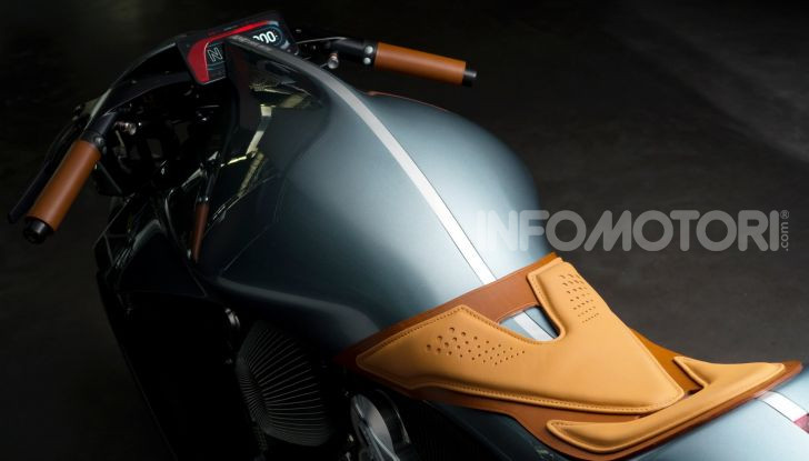 Aston Martin presenta la prima moto della propria storia - Foto 4 di 10