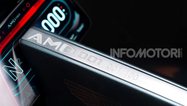 Aston Martin presenta la prima moto della propria storia - Foto 5 di 10