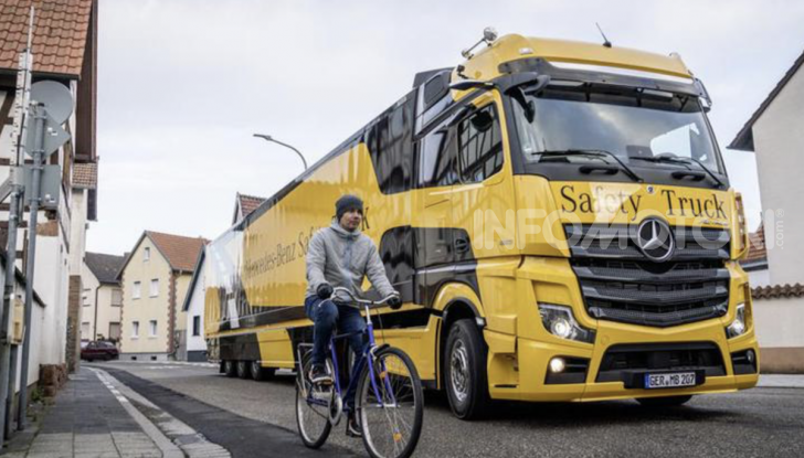 Mercedes: in arrivo i TIR intelligenti che evitano ciclisti e pedoni - Foto 4 di 8