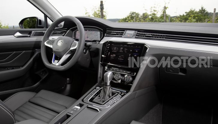 Nuova Volkswagen Passat 2020 prova su strada, versioni e prezzi - Foto 13 di 19