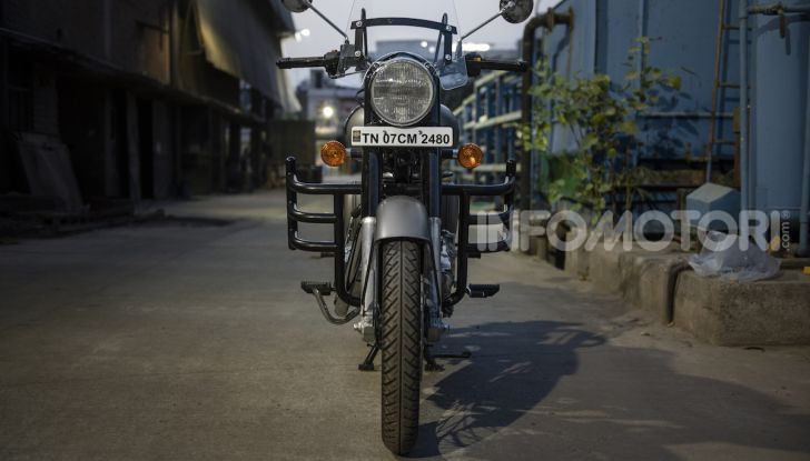 Royal Enfield porta a EICMA tradizone e passione per il custom - Foto 1 di 17