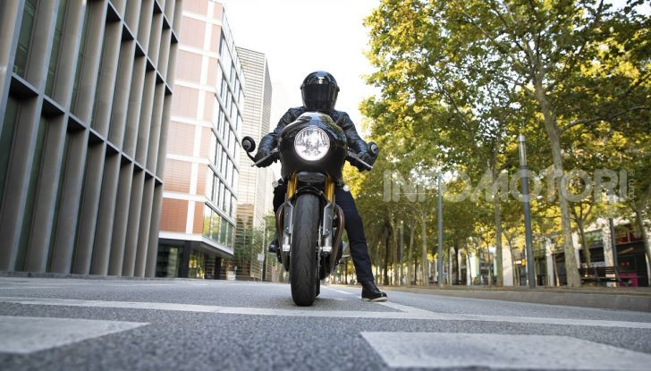 Triumph Thruxton RS 2020: l’iconica cafè racer si evolve in chiave moderna - Foto 15 di 33