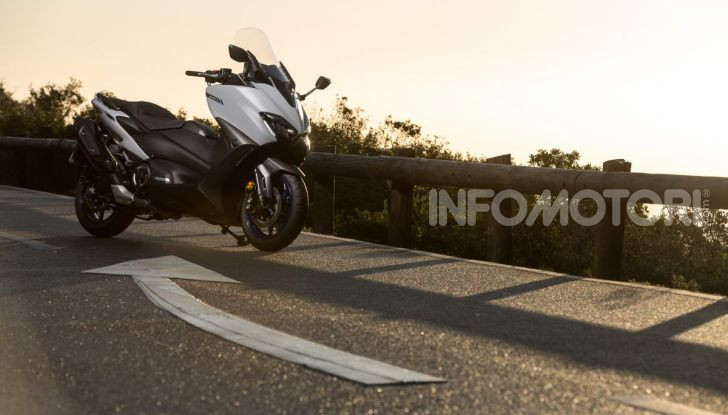 Video prova in anteprima Yamaha TMAX 560 2020, è maggiorenne ma continua a crescere - Foto 18 di 83