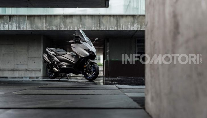 Video prova in anteprima Yamaha TMAX 560 2020, è maggiorenne ma continua a crescere - Foto 19 di 83