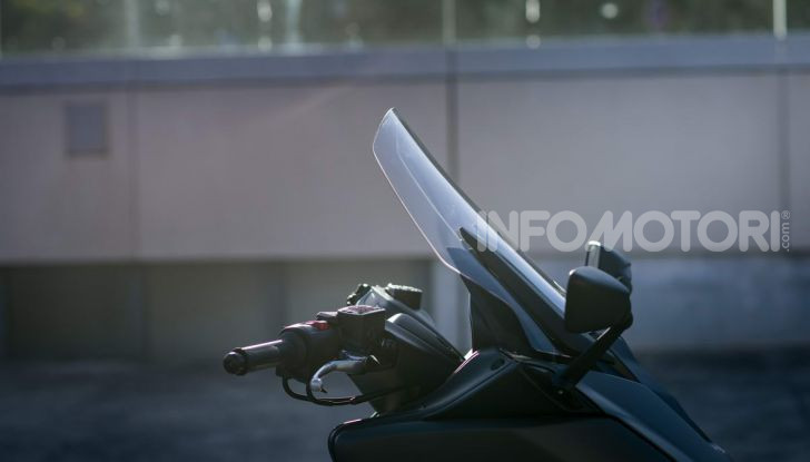 Video prova in anteprima Yamaha TMAX 560 2020, è maggiorenne ma continua a crescere - Foto 45 di 83