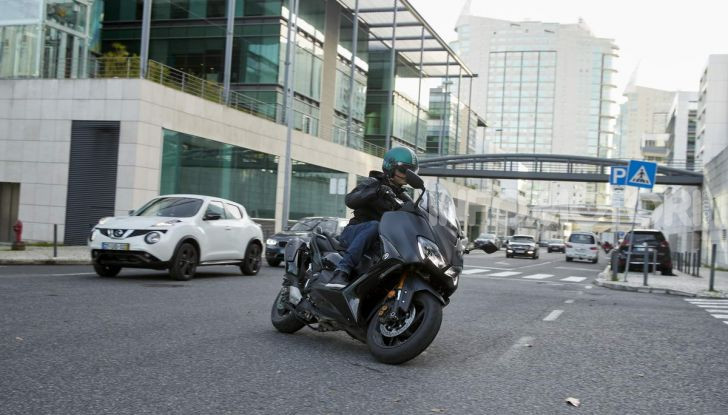 Video prova in anteprima Yamaha TMAX 560 2020, è maggiorenne ma continua a crescere - Foto 53 di 83
